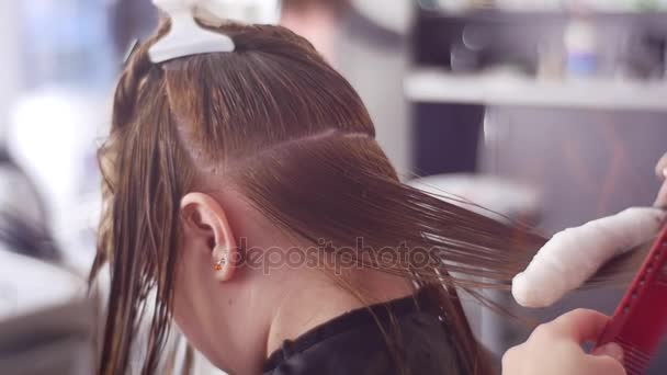 Restauración de un cabello dañado por un bálsamo y fuego — Vídeos de Stock