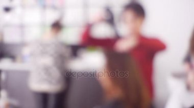 Kuaför salon yayında kadın çalışıyor