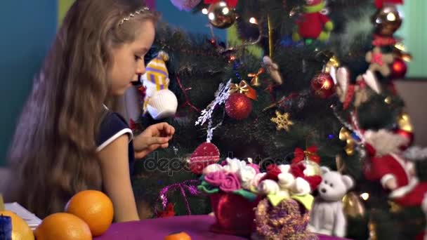 Niño decora un árbol de piel de Navidad — Vídeo de stock