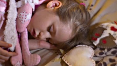 Güzel bir çocuk uyku ile Her el altında baş küçük kız Hugs Her sevgili yumuşak oyuncak tavşan ayı hissettim geyikler kalp dekoratif oyuncaklar tatlı eve oynak çocuktur