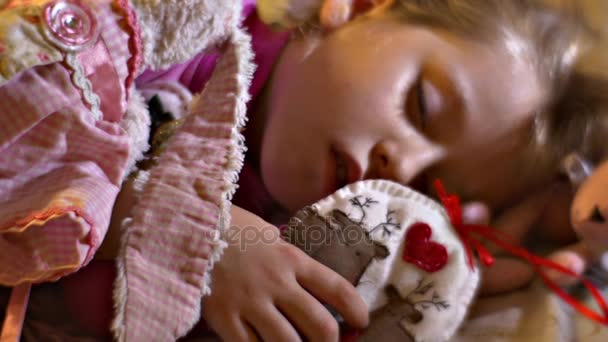 Βραδινό ύπνο ρουτίνες παιδί είναι στον ύπνο αγκαλιές μαλακά παιχνίδια κουνέλι φέρουν αισθάνθηκε ελάφια καρδιά παιδί έπαιζε στο σπίτι το βράδυ οι γονείς απολαμβάνουν να παρακολουθήσετε κόρη στον ύπνο — Αρχείο Βίντεο