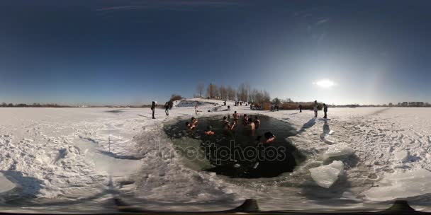 360vr a videót az emberek a jég hideg víz-jég medence ellátások egészségügyi venni a kék óra hideg téli napsütésben téli úszás veszélyes eljárás szabadban — Stock videók