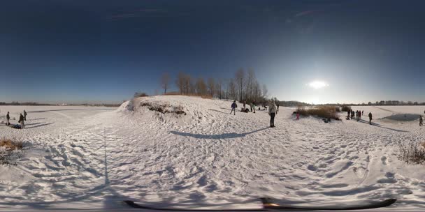 360vr відео зимовий плавальний день в Ополе сімей та дітей ходить по льоду отвір плавців практиці льоду плавальний холодний сонячний день прийняті в синій годину — стокове відео