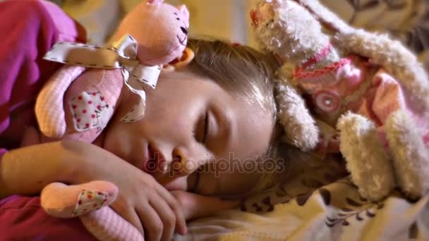 Comment faire pour endormir la santé de l'enfant Le mignon petit enfant dort câlins ses jouets doux bien-aimés lapin enfant a joué à la maison et est tombé endormi — Video