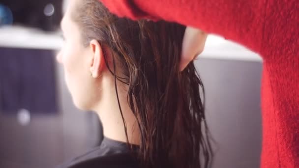 Procedure Application Reducing Cream Hair Hairdresser Uses Hairdrier Warm Cream — Αρχείο Βίντεο