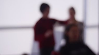 Stilist Kurutma Müşterisinin Koyu Silueti. Ağır çekim. Profesyonel Saç Bakımı. Bulanık İnsanlar Gün Işığı Altında, Pencereden Gelen, Saç Kurutma Kurutma Stili Müşterilere Zarar Veriyor