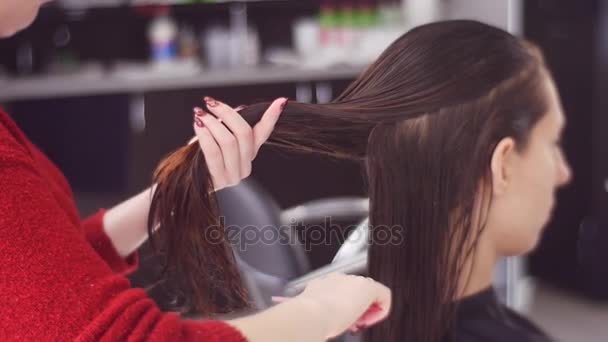 Chica visitó una tienda de barbero de la ciudad — Vídeos de Stock