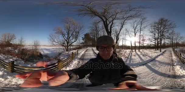 360vr człowiek wideo ustawia jego aparat na Film zima krajobrazu wiejskiego zimno słoneczny dzień niebieski godzinę fotografowania błękitne niebo gołymi oddział drzew Backpacker w ciepłe ubrania — Wideo stockowe