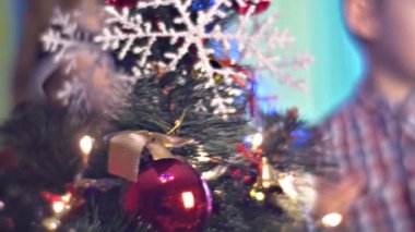 Kız ve oğlan bir parlak oyuncaklar bölmek