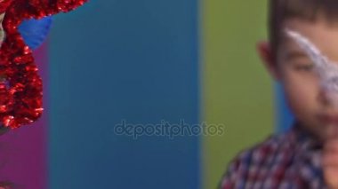 Kız ve erkek kardeşim bir yılbaşı ağacı süsle