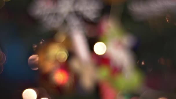 Decoración de un árbol de año nuevo con una familia — Vídeo de stock