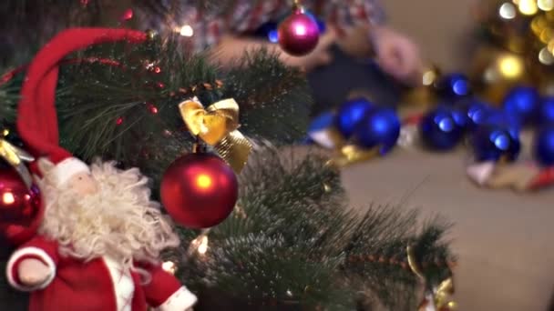 Kinder spielen in der Silvesternacht in der Nähe einer Tanne — Stockvideo