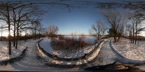 360vr Video hareket şehir çıplak dal ağaç günbatımı karlı yol kenarı boyunca parlayan kırsal kış manzara şehir parkı Turizm Polonya Opole doğada ışınları — Stok video