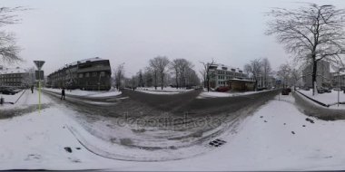 360vr Video meşgul program insanlar geçiş yolu kış Opole Cityscape Modern Avrupa kentine arabalar ulaşım kilise alanı günlük yaşamda