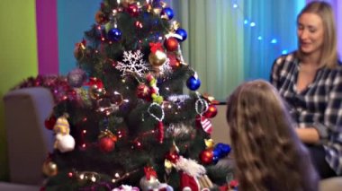 Parlayan Garland bir Noel ağacına asılı