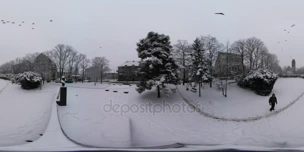 360Vr Vídeo Parque nevado em Opole Igreja área Edifícios e transporte por trás de árvores nuas Pegadas em uma neve vida cotidiana da cidade europeia moderna — Vídeo de Stock