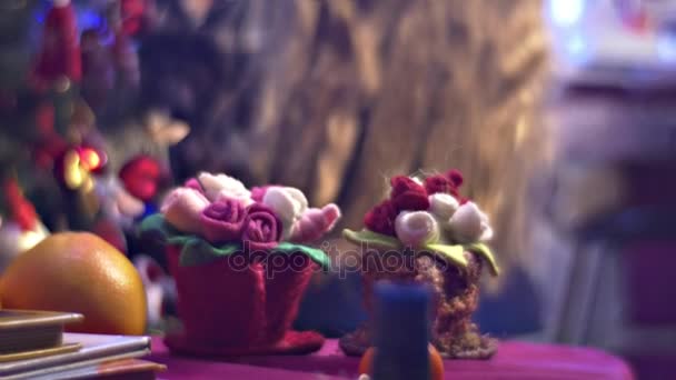 Gestrickte Blumen in Lumpentöpfen stehen auf einem Tisch — Stockvideo