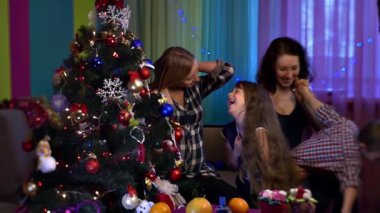 Yakınındaki bir Noel ağacı Noel yemeği