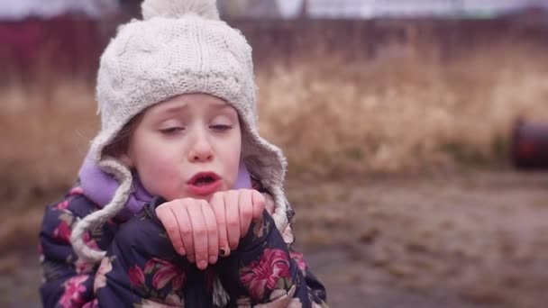 Fille prétend qu'elle - Petit lapin blanc — Video