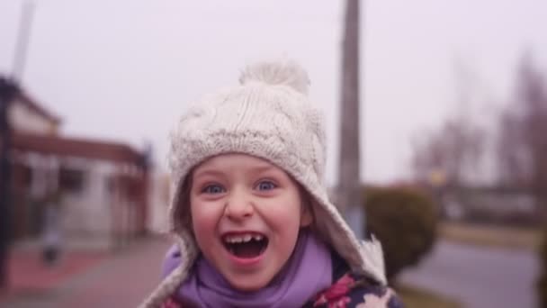 Щаслива Маленька Дівчинка Розважається Відкритому Повітрі Холодну Осінь Або Зимовий — стокове відео