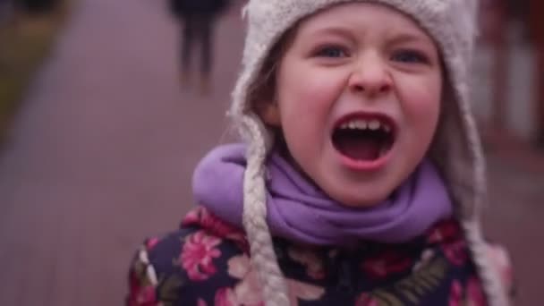 Boldog Kislány Érezd Jól Magad Szabadban Hideg Ősszel Vagy Télen — Stock videók