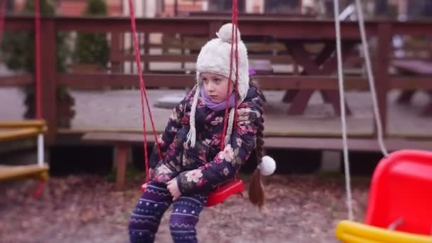 Menina Balançando Balanço Playground Outono Frio Dia Inverno — Vídeo de Stock