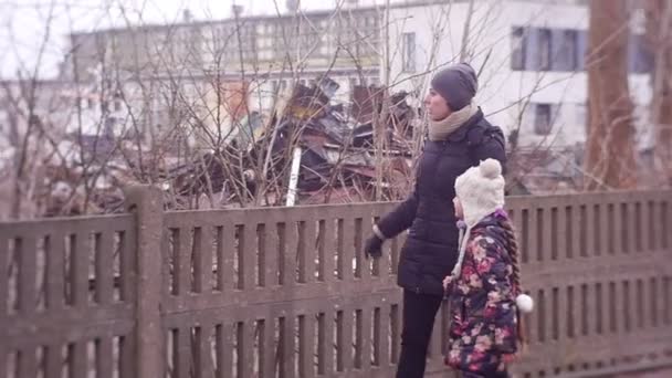 Matka Něco Ukazuje Dceru Když Chodí Venku Chladném Podzimním Nebo — Stock video