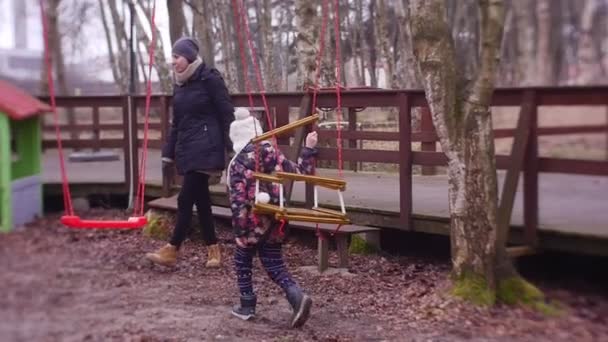 Matka Dcera Hřišti Chladném Podzimním Nebo Zimním Dni — Stock video