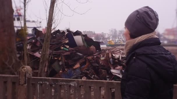 Žena Kráčí Venku Chladném Podzimním Nebo Zimním Dni — Stock video