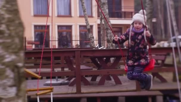 Niña Balanceándose Columpio Patio Recreo Otoño Frío Día Invierno — Vídeos de Stock