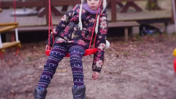 Niña Balanceándose Columpio Patio Recreo Otoño Frío Día Invierno — Vídeos de Stock