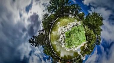 Küçük küçük gezegen 360 derece Park manzara tadını güneşli yaz günü doğa turizmi pınarlarına gölde evren incisi cennet Earth'te