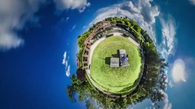 Küçük küçük gezegen 360 derece piknik yaz gün Park Hayvanat Bahçesi güzel doğa baba ve çocuk üzerinde dinlenme salonları dünya doğa uzayda yeşil çim insanlar geçip