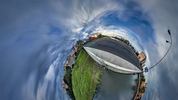 Kleiner winziger Planet 360 Grad Erde in Wolkenkratzern Altstadtblick von hinten Fluss historische Architektur veraltet schöne Gebäude virtueller Spaziergang durch die Stadt — Stockvideo