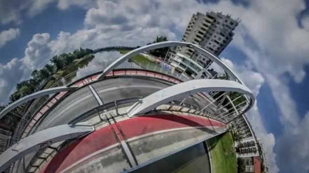 Pequeño Planeta 360 Tráfico Alrededor de Globo Vida cotidiana Ciudad Puente Sobre Río Coches son conducidos en prisa Vanidad Negocios Paisaje urbano a lo largo de las orillas Torres — Vídeo de stock