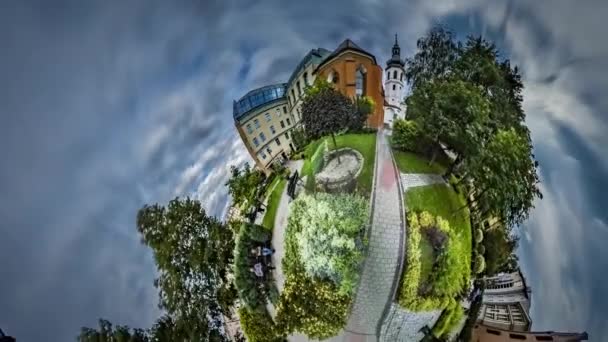 Маленькая крошечная планета 360 Degree Архитектурное наследие парка Европы вокруг старой университетской колокольни Ярко зеленая природа и история Польши — стоковое видео