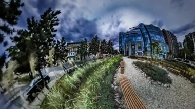 360vr Video Vanity Modern şehir cam bina iş merkezi güzel mimari otomobillerin Opole manzaraları için kare tarafından dinlenme tur yeri banklar geçiyor