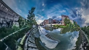 360vr Video Dünya uzayda mavi nehir banka kanalı boyunca gezegen akşam yürüyüş eski binalar cam yumuşak su arasında evrenin doğası incisi