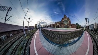 360vr Video Demiryolları eski stil bina tren varmak ve Opole şehir güneşli gün ulaşım için istasyonu turist geldi ve bırak tur hareket