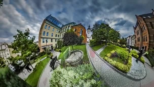 360Vr Video Park Alrededor de Old University Campanario Verde Brillante Naturaleza Fresca Callejuelas estrechas Ciudad-Planeta Con Encantadora Arquitectura Vintage Historia de Polonia — Vídeo de stock