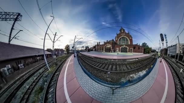360Vr Video Ferrocarriles Los trenes de estilo antiguo llegan y salen de la estación Los turistas vinieron y salen de gira a Opole City en transporte de día soleado — Vídeo de stock