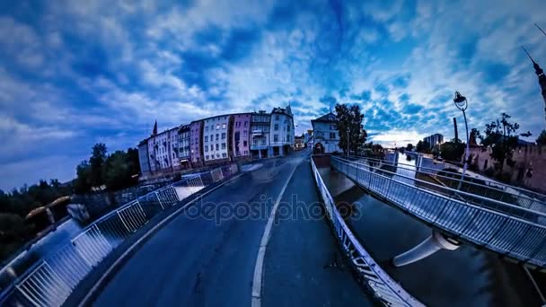 360Vr Video Evening Traffic on Double Bridge Historical Architecture Old Style Buildings Along River Virtual Walk by Magnificent City Lights Switching on — Stock Video