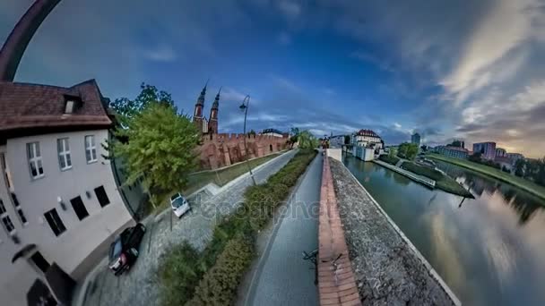 360vr Video gamla mysiga gatan längs kanalen torn av katolska kyrkan blommande buske romantiska landskap historiska arkitektur virtuella promenad av Opole — Stockvideo