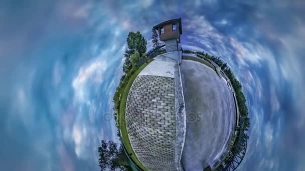 Lilla Tiny Planet 360 graders jorden i rymden blå Pearl universum färskvatten bestånd på det Planet kvällspromenad längs kusten porlande vatten — Stockvideo