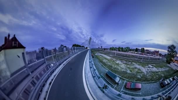 360vr videóinak esti fények híd vasúti állomás esti séta forgalom utazótáska a világ turizmusa régi szép város Cloudscape: alkonyatkor Panorama — Stock videók