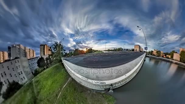 360vr videóinak Old City View mögül folyó történelmi építészet elavult stílus szép épületek Virtuális séta között Cloudscape természet csodálatos város — Stock videók