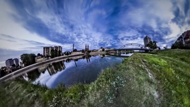 360vr Video huvudvyn i Opole dag och natt underbar utsikt lampor molnlandskap blir mörka historiska arkitektur gammal stil byggnader virtuell promenad genom staden — Stockvideo