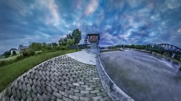 360vr wideo widok wokół Dam fale zasobów wody słodkiej wody na ziemi niebieski perła natury wszechświata z planety wieczorny spacer wzdłuż wybrzeża — Wideo stockowe