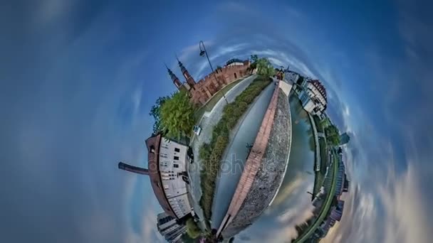 Little Tiny Planet 360 Degré Old Cosy Street le long des tours de canal de l'église catholique Blooming Bush Paysage romantique Architecture historique Promenade virtuelle par Opole — Video