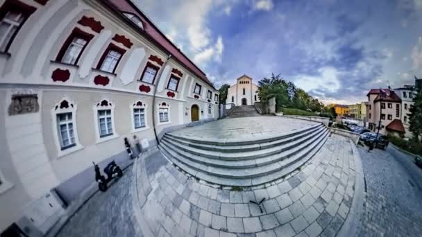 360Vr Video Día de la Independencia Opole Pequeña Iglesia Católica Edificios Vintage Escaleras Plaza de piedra Historia de Polonia Arquitectura Arte en la Ciudad Vieja El tiempo vuela — Vídeos de Stock